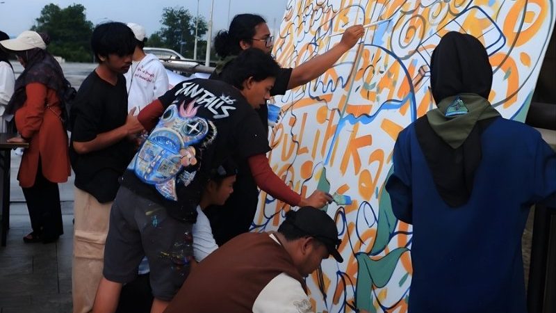 Aksi Mural Kolektif di Hari Bumi 2026, WALHI Riau Serukan Transisi Energi yang Berkeadilan