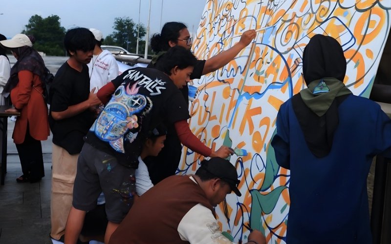 Aksi Mural Kolektif di Hari Bumi 2026, WALHI Riau Serukan Transisi Energi yang Berkeadilan