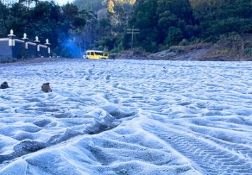 Embun Upas Ubah Pemandangan Gunung Bromo Seperti Bersalju