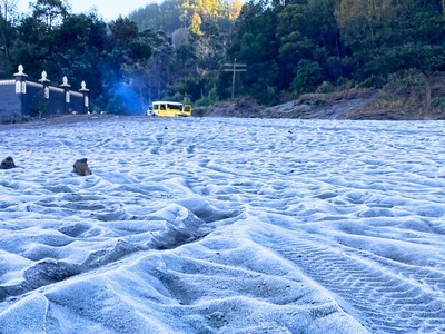 Embun Upas Ubah Pemandangan Gunung Bromo Seperti Bersalju