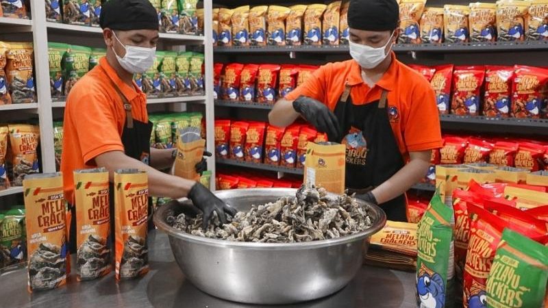Bagaimana Kulit Ikan Patin Berbalik Menjadi Camilan Premium Lewat Melayu Crackers?
