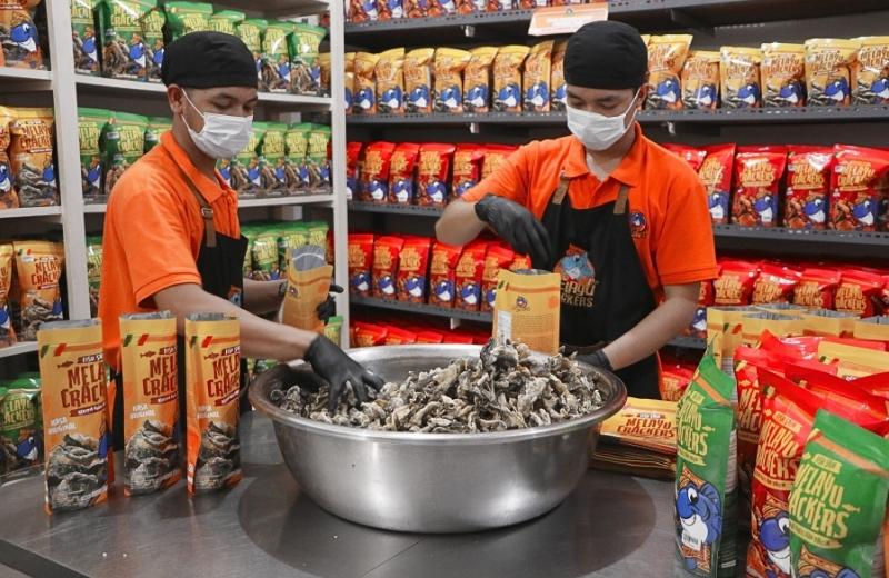 Bagaimana Kulit Ikan Patin Berbalik Menjadi Camilan Premium Lewat Melayu Crackers